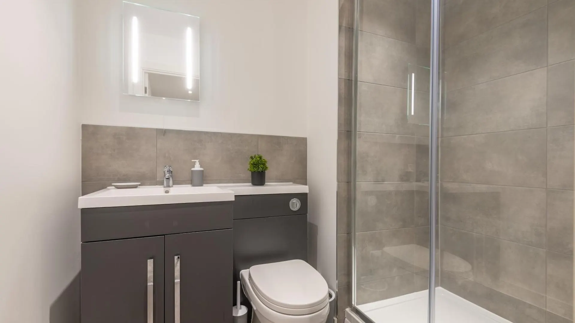 Thornhill House Serviced Apartments Wakefield 0*,